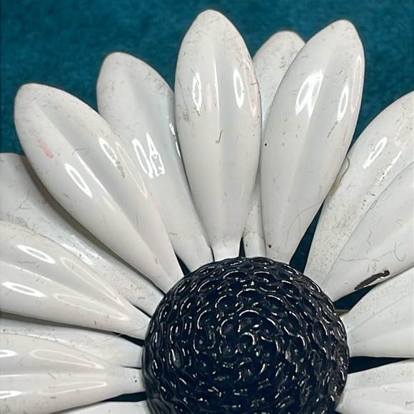 Vintage Enamel White Daisy Flower Brooch - Picture 2 of 7